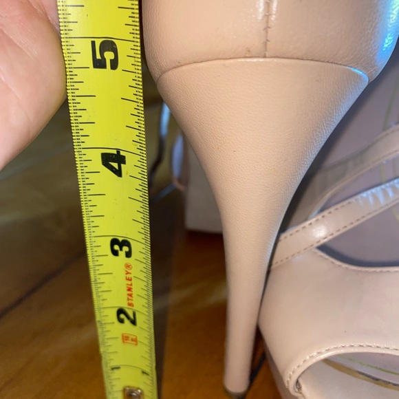Beige cross strap platform leather pumps - Picture 4 of 5